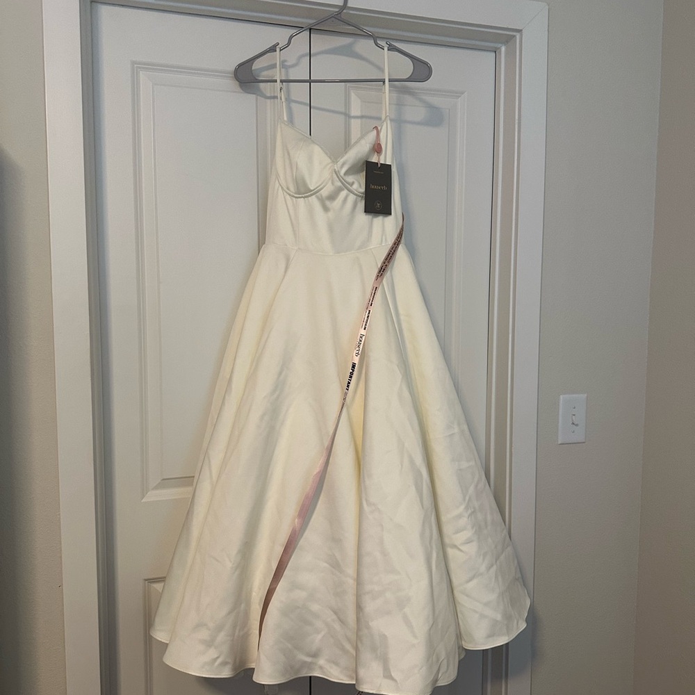 MADEMOISELLE
White Tulle Midi Dress House of CB
SIZE: L (REGULAR CUP)